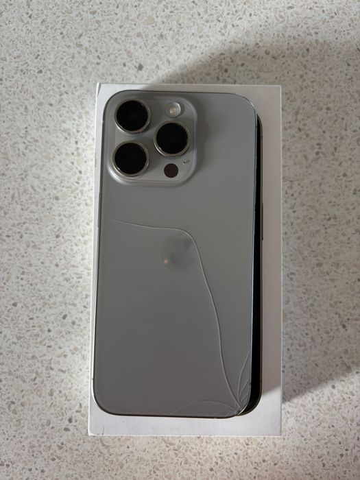 İphone 15pro TİTANİUM ! 256gb ( със счупен гръб )