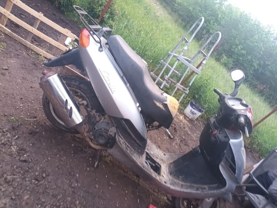 Vînd scuter sau schimb este de 125cc