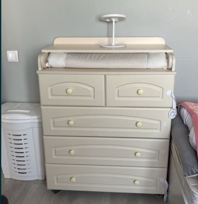 Продаю детский комод с пеленальным столиком и матрасом.