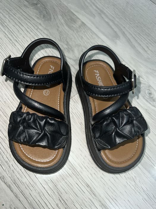 Новые детские босоножки
