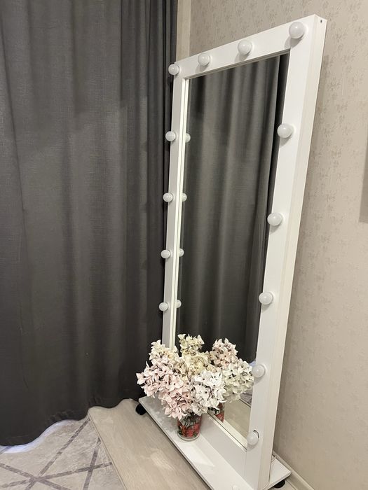 Напольное зеркало