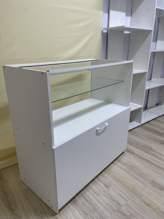 Продаётся витрина с прозрачным стеклом