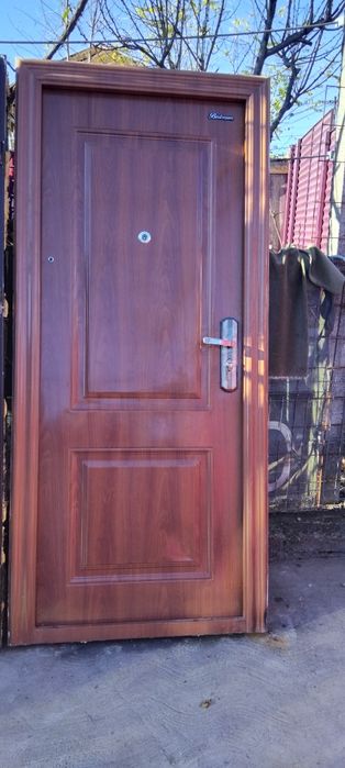 Vînd uși metalice de exterior complete cu chei