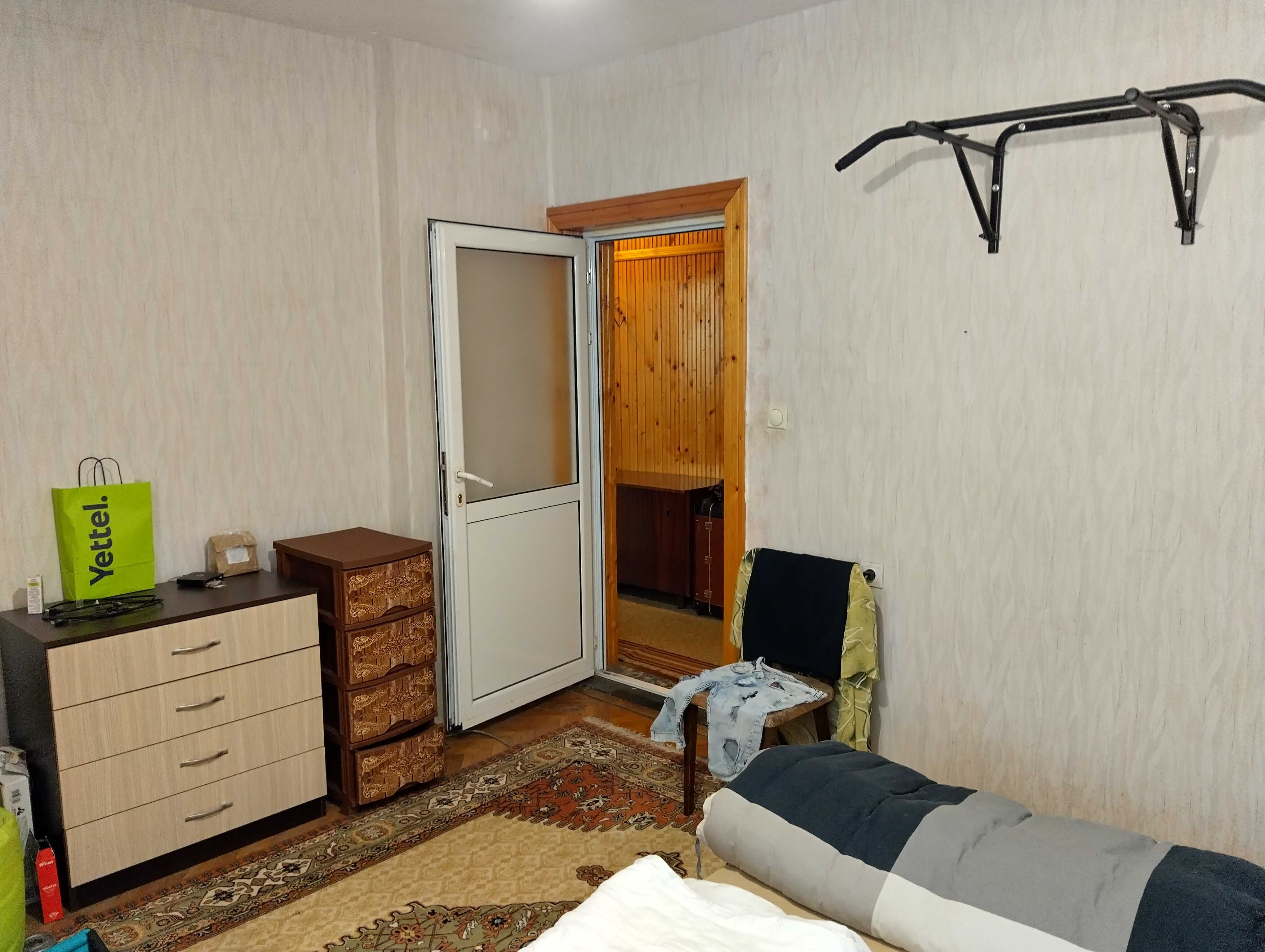 Продава къща в широк център