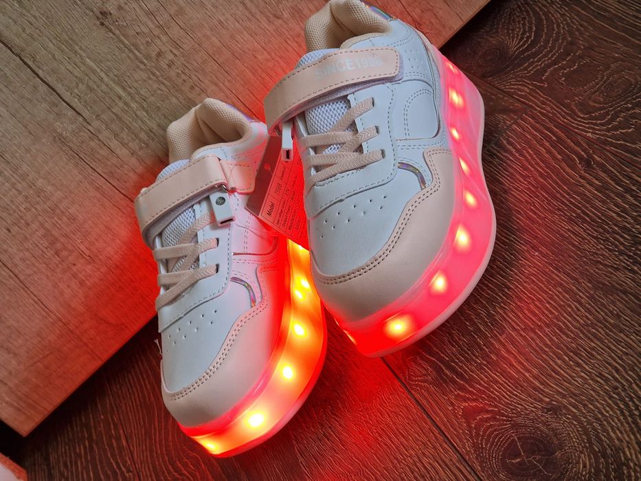 Adidasi cu role detașabile