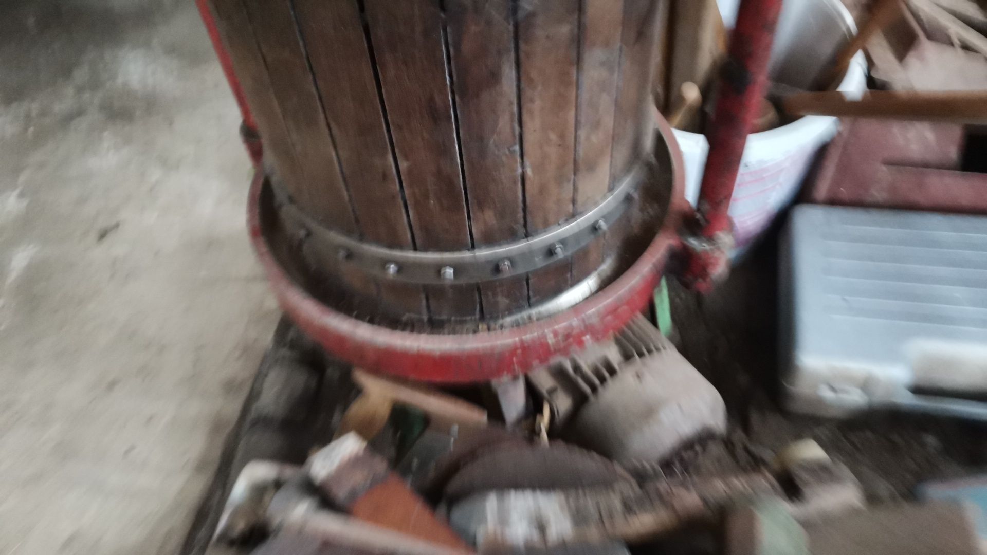 Vând sau schimb teasc cu moara cereale după tractor sau motopompa
