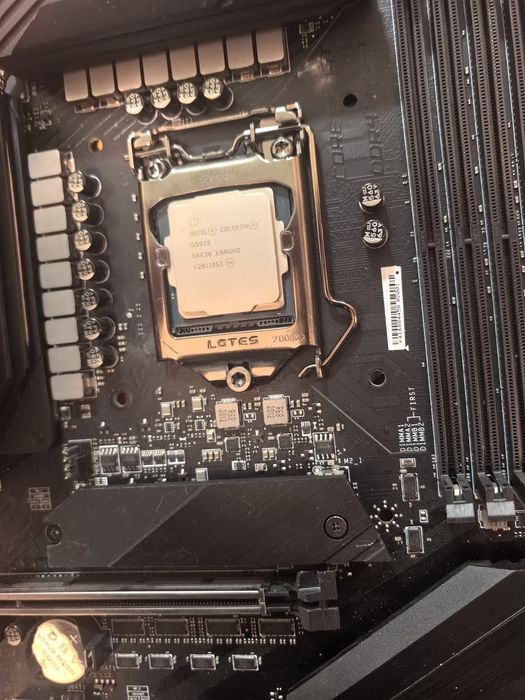 Placa baza MSI MEG. Z490 WIFI și procesor intel celeron G5925