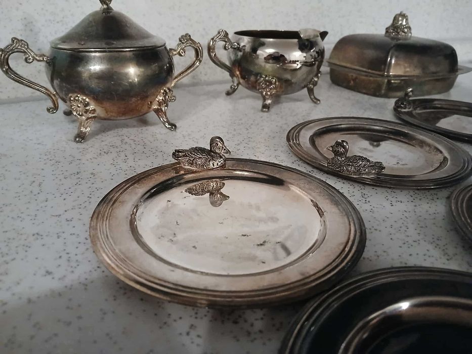 Посребрени съдове и аксесоари за сервиране