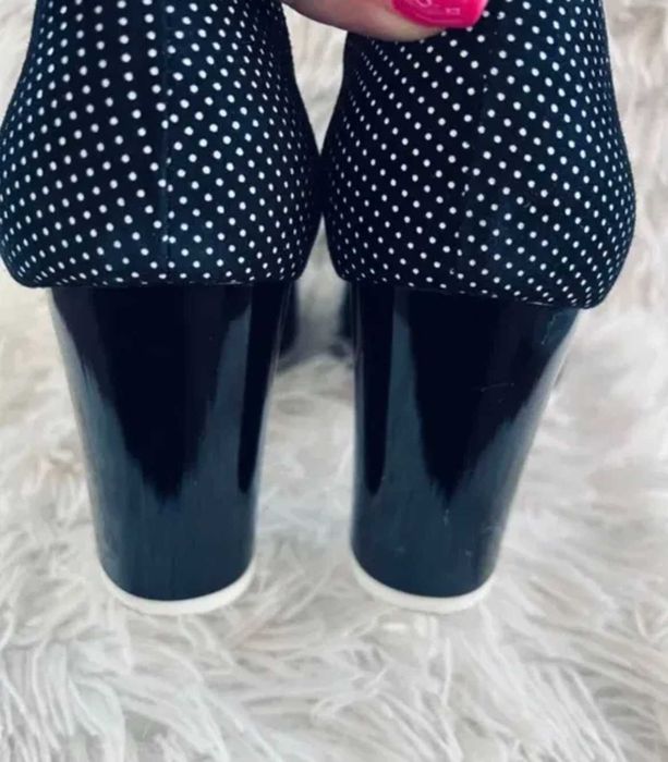 Елегантни обувки черни на бели точки