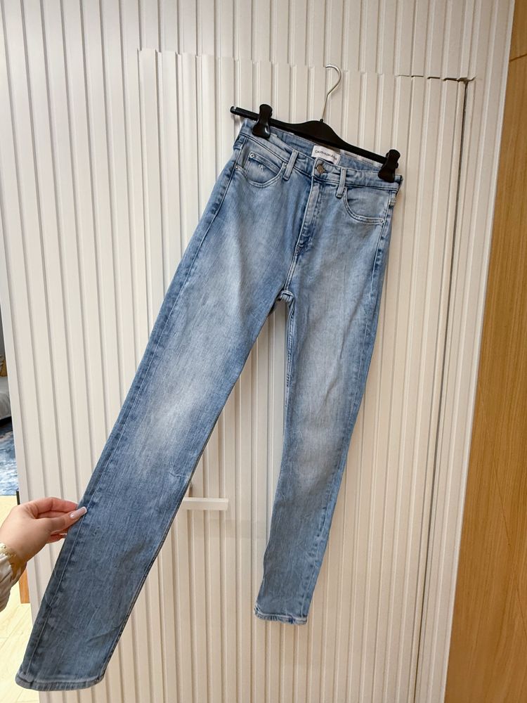 Дънки light wash на Calvin Klain Jeans
