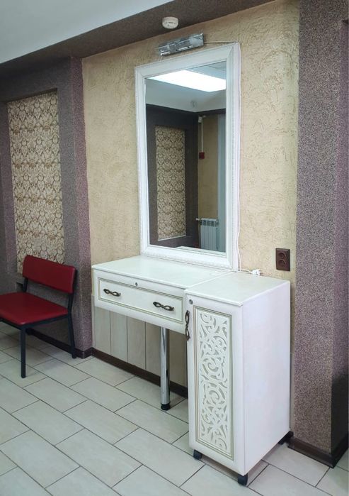 Туалетный столик с зеркалом