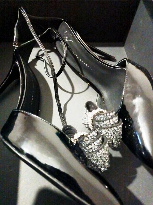 Pantofi femei Giuseppe Zanotti numărul 38 preț negociabil 4200 lei