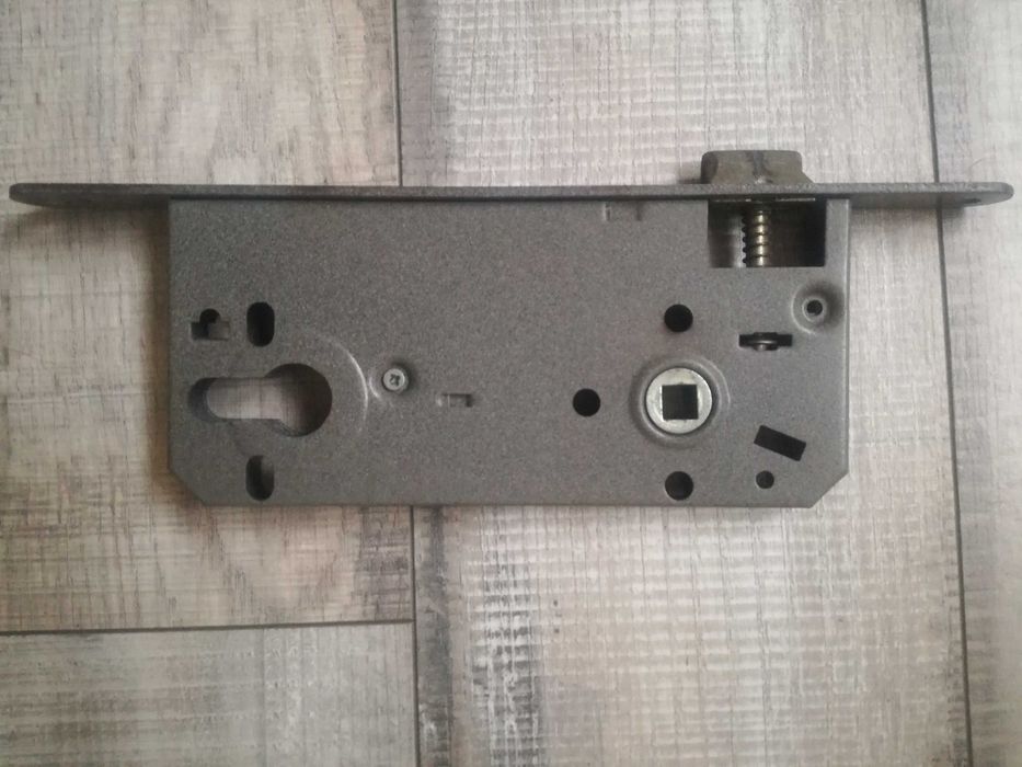 Продавам българска брава за входна врата-Метал