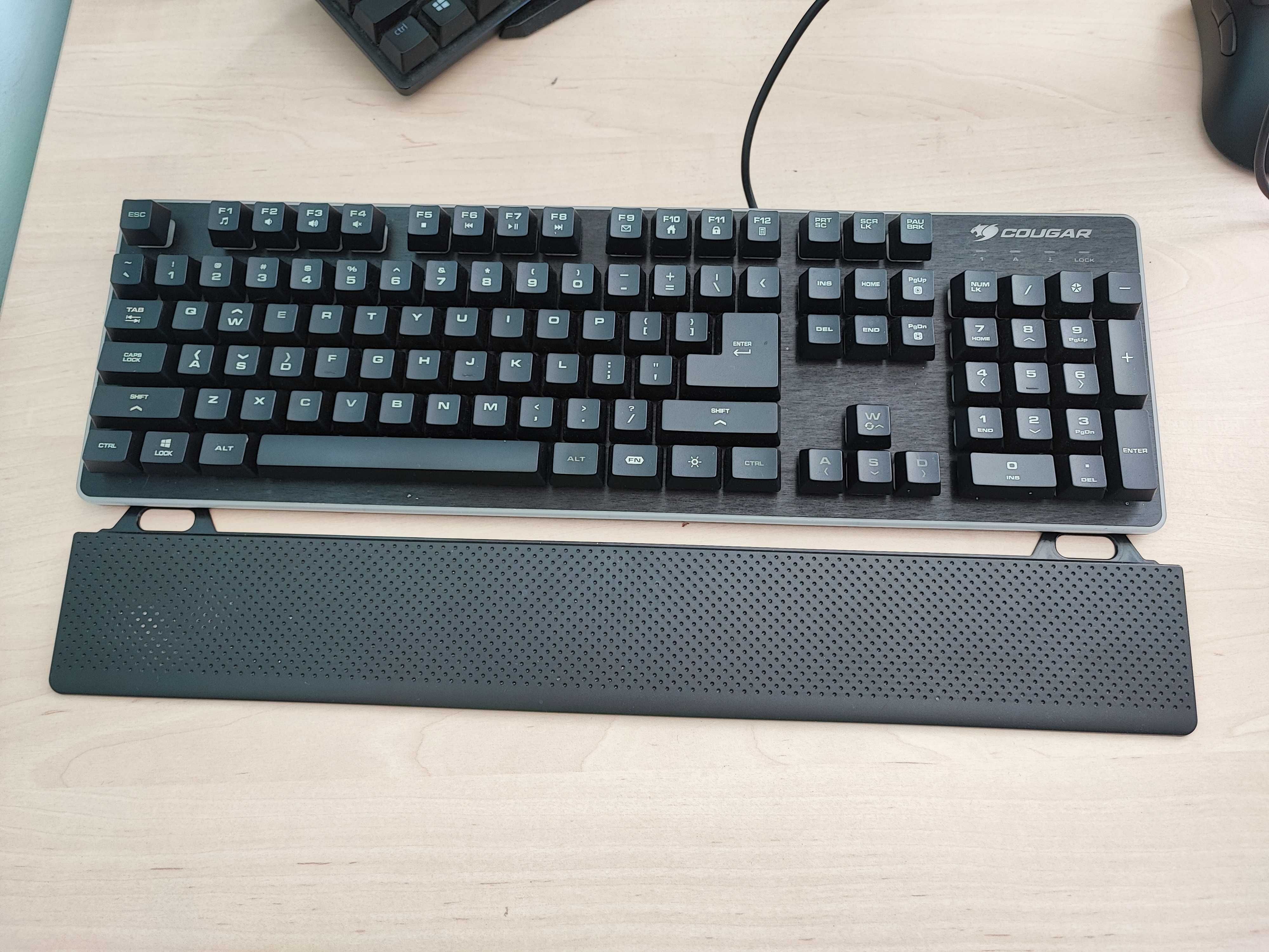 Мишка Glorious Model O,слушалки HyperX Cloud II,клавиатура COUGAR Core