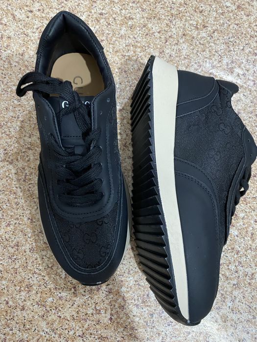 Срочно  новые  женские  кроссовки  продам. Безторг