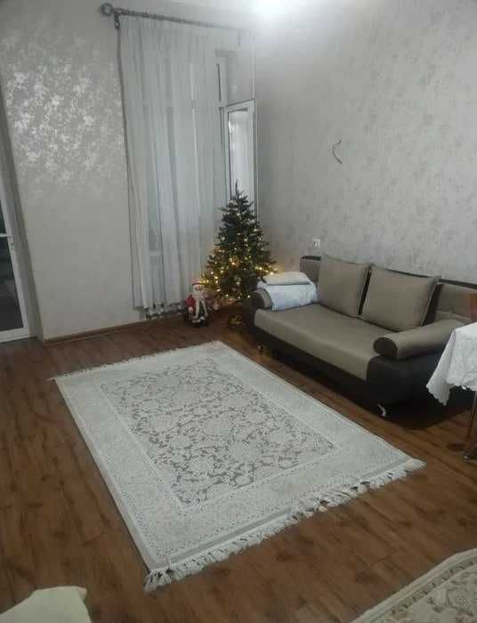 Продаётся 2х комнатная квартира центр Осиё высокопотолочка 2 этаж