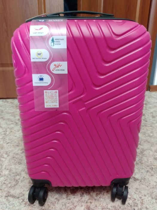 Продаю новый малиновый чемодан