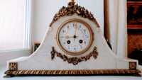 Антикварные каминные часы из белого мрамора