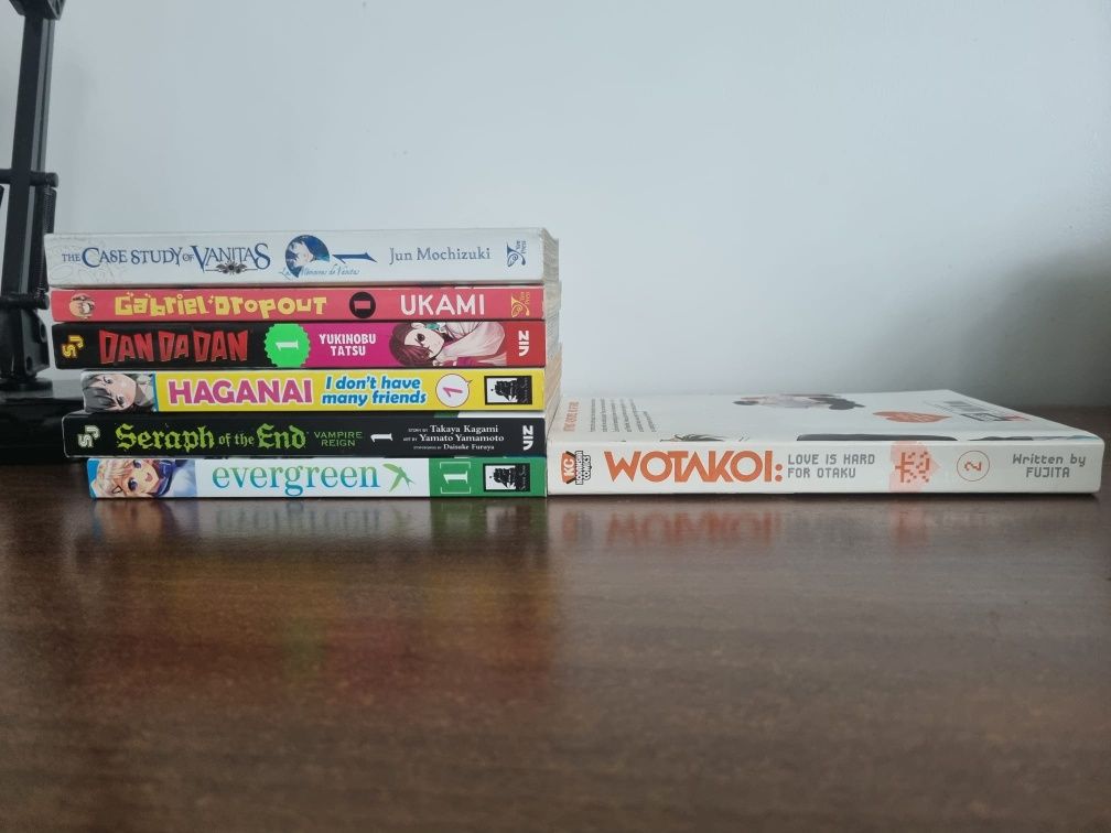 Cărți manga cu ilustratii alb negru