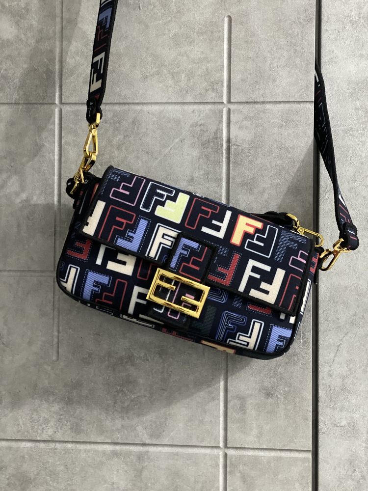 Очень красивая стильна сумка Fendi