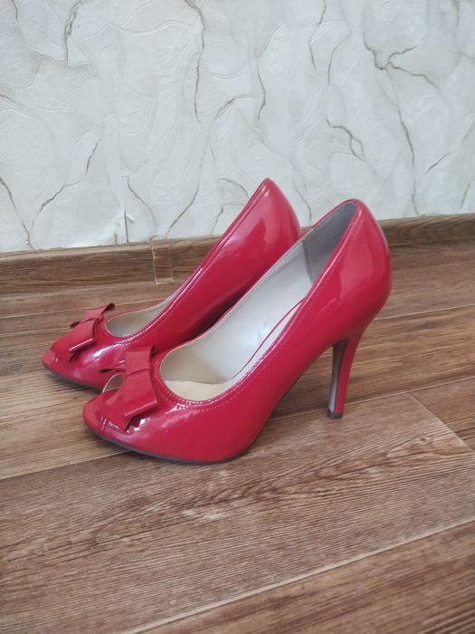 Красные туфли на каблуке(Каблуки, 39 размера)