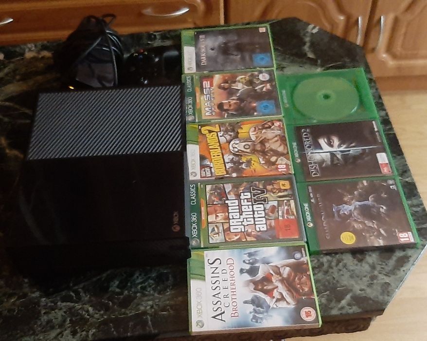 Xbox One Launch Edition+8 jocuri+manetă+încarcător-funcțional