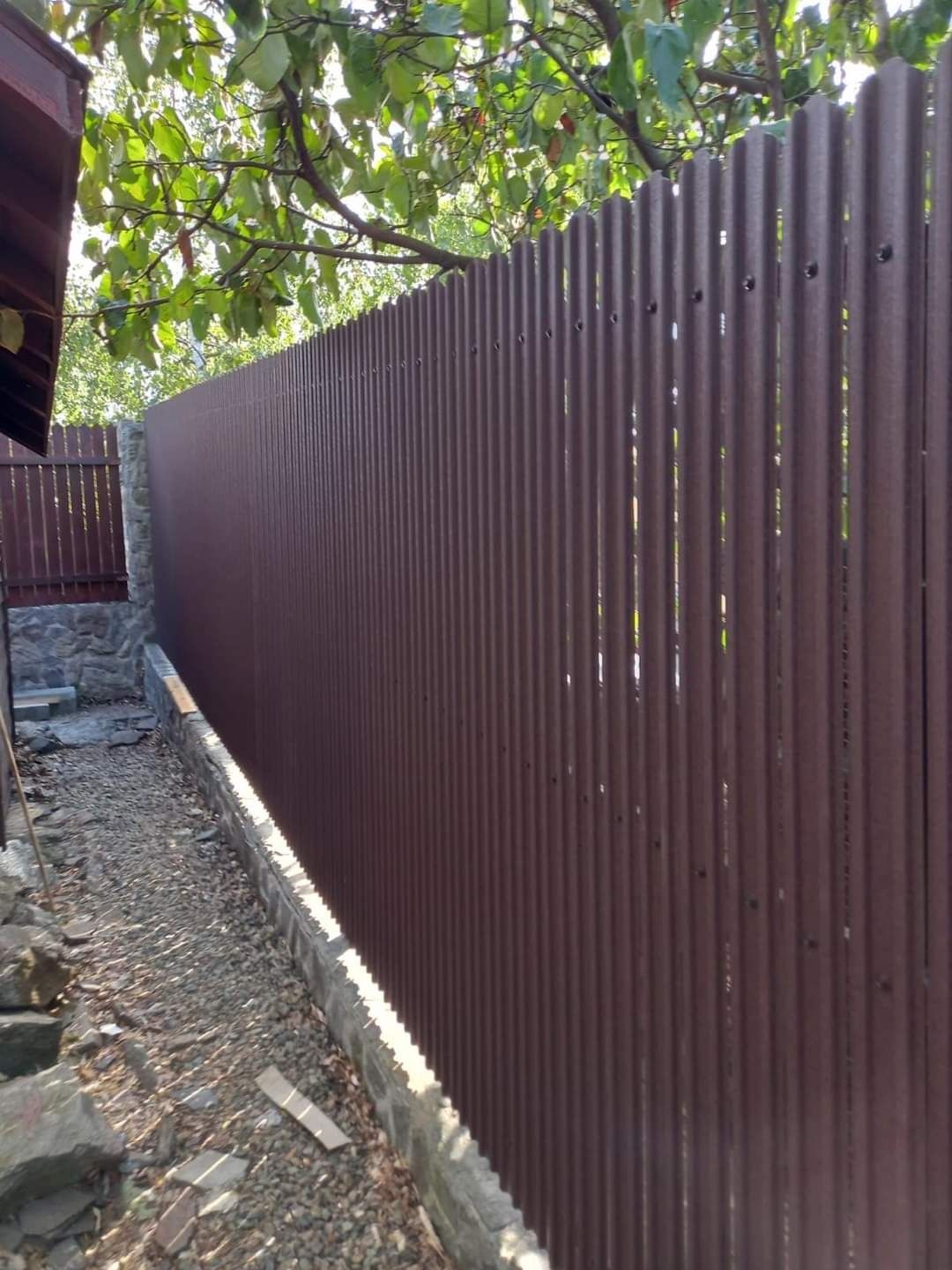 Construim garduri din panouri stil jaluzele, sipca metalica si altele