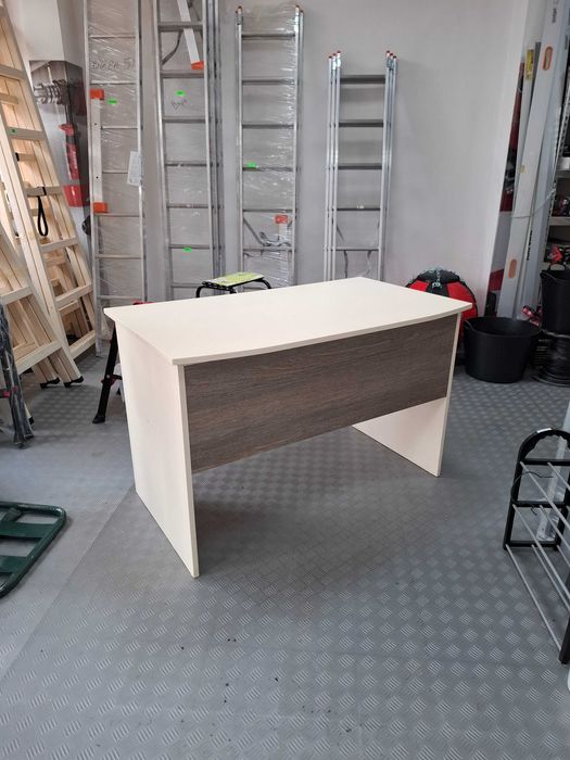 Два броя ползвани офис бюра .Цената е на брой!