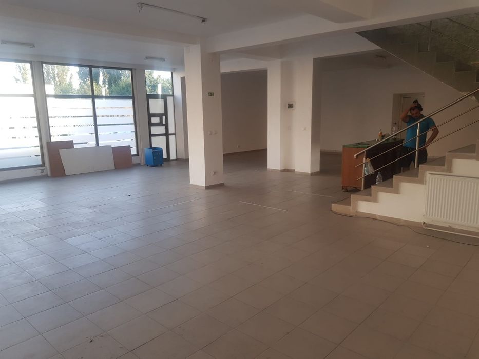 Spatiu comercial 300 mp stradal cu parcare