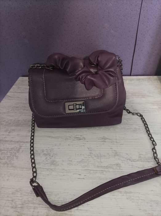 Малка лилава чанта