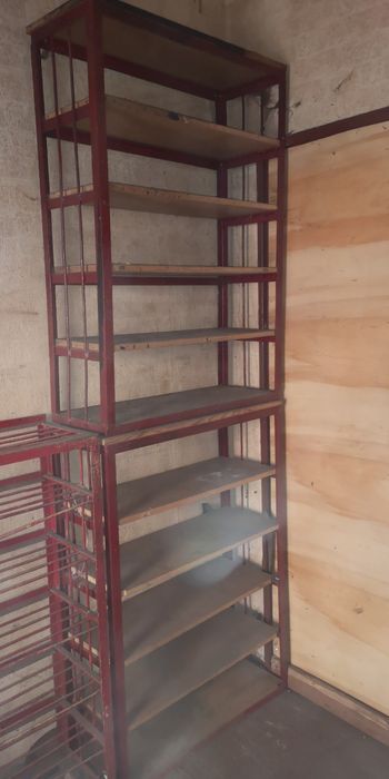 Железни стелажи  .