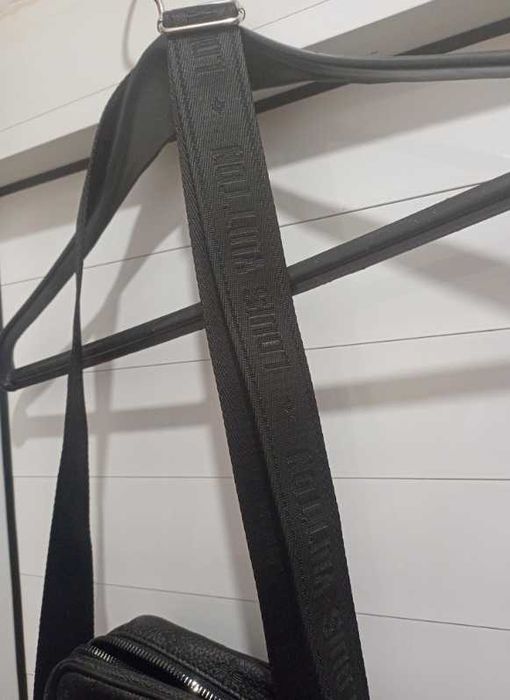 Чисто нова оригинална чантичка Louis Vuitton със сертификат