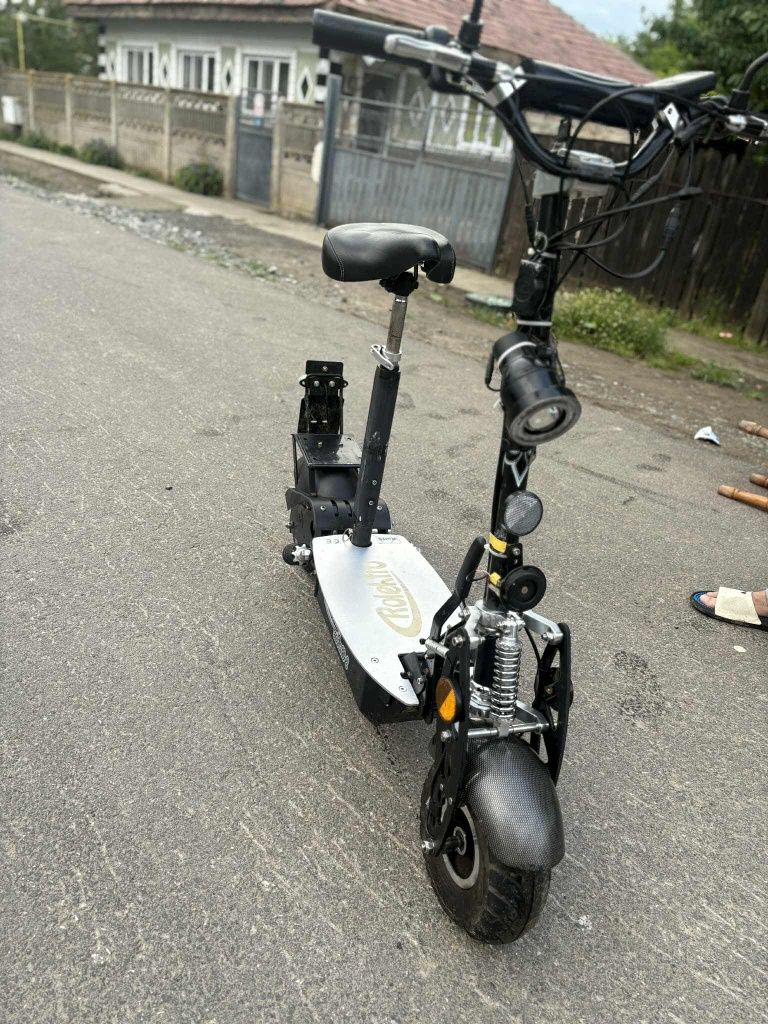 Dau scuter  electric foarte puternic la schimb pe boxe active mari pas
