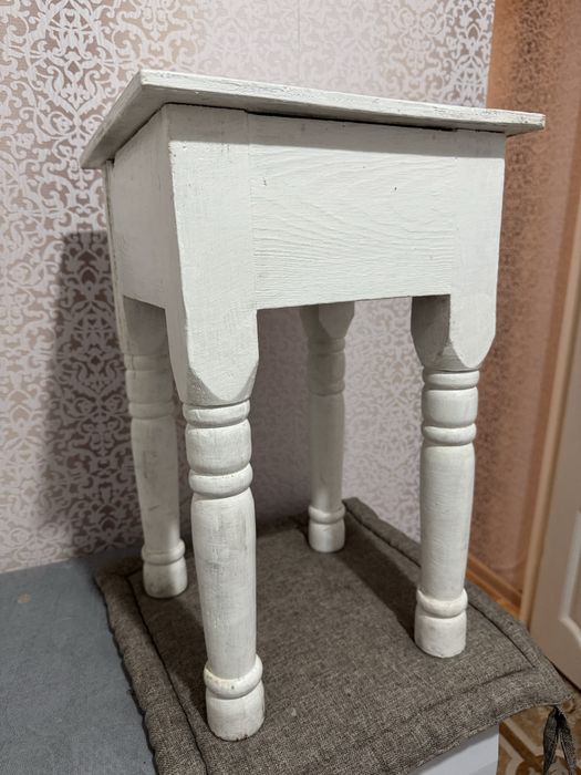 Табуретка белая