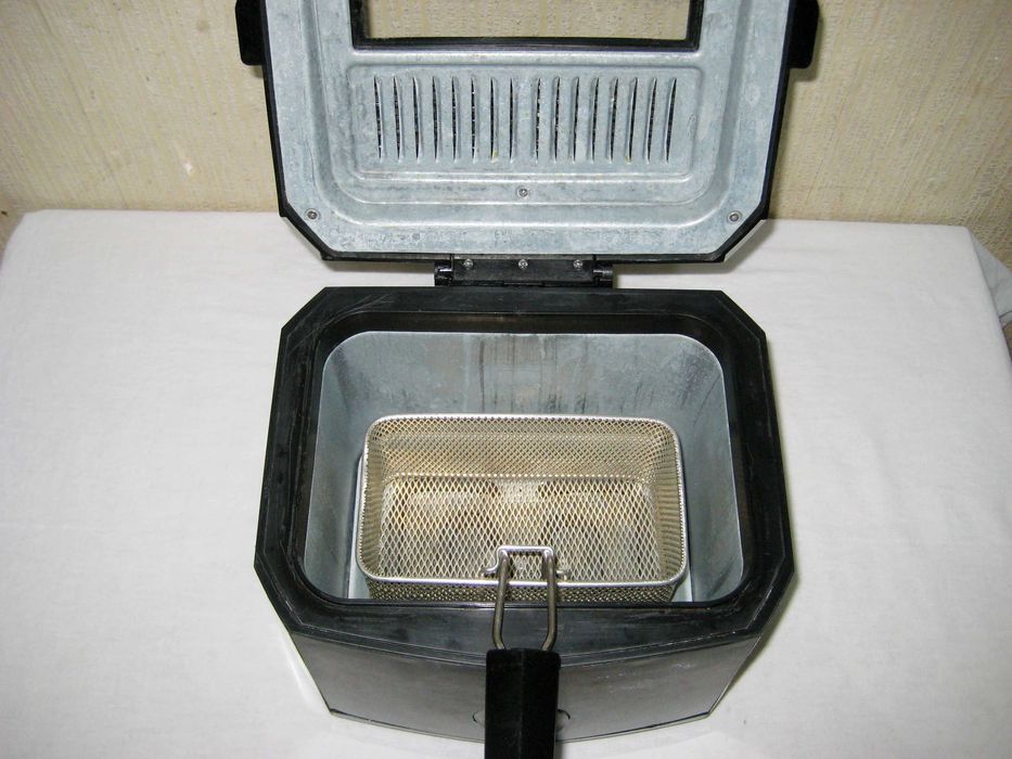 Фритюрница 3лт оригинал отличном рабочим состоянии!