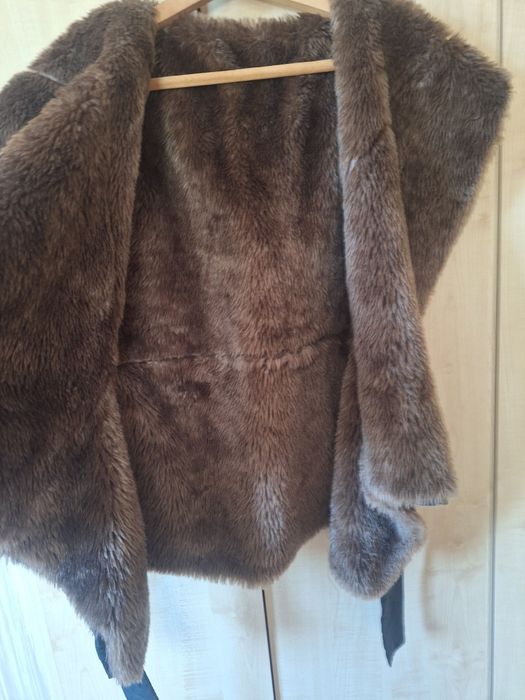 Актуален елек с кафява яка и подплата