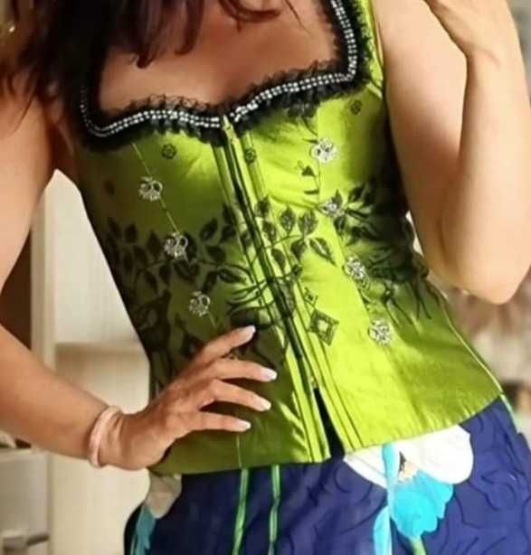 Vesta verde cu broderie, gen corset