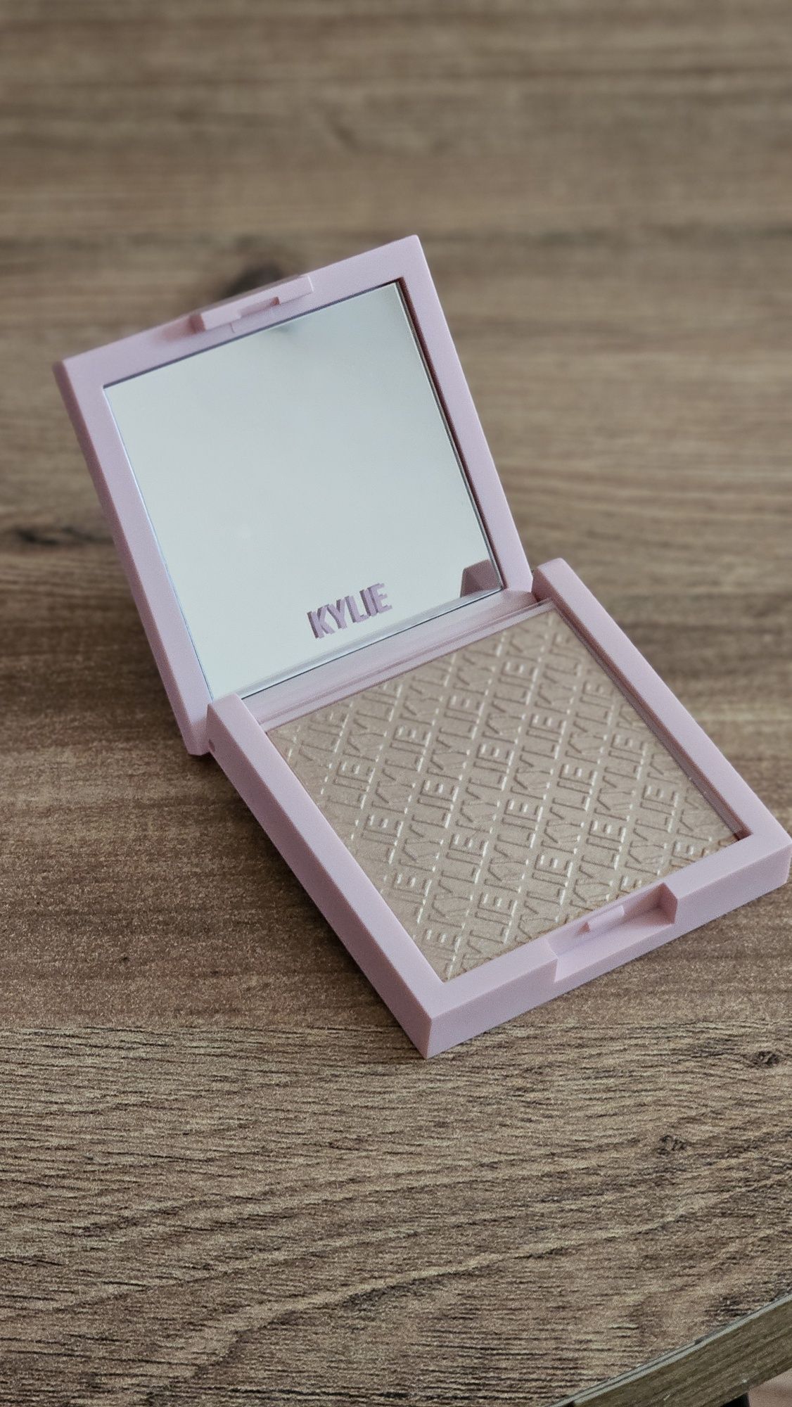Kylie Cosmetics хайлайтър