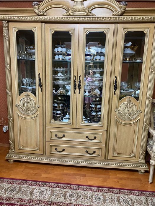 Сервант для посуды в гостиную