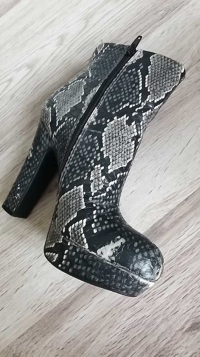 Ghete Dama nr 37 (frumoase si comode/ piele sarpe )