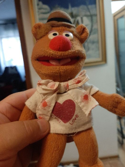 Vând jucării după eroi din filme și de pluș