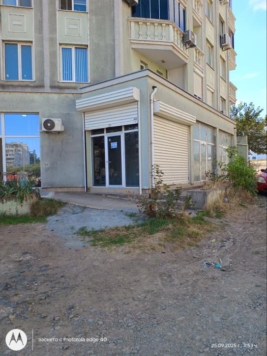 Продавам два броя  ролетни щори.