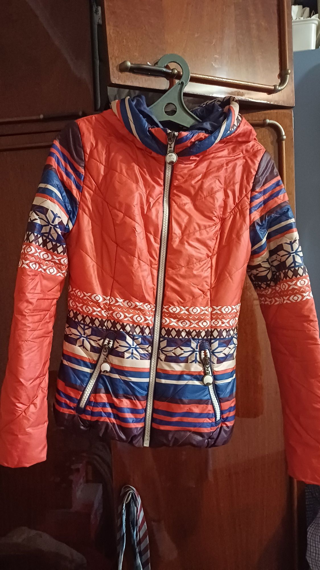 Продам куртку. Яркую с узорами