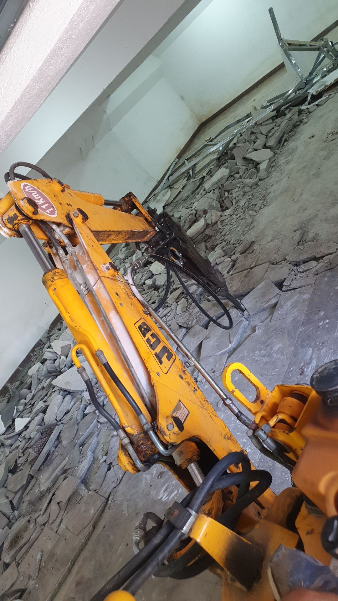 Inchiriez buldoexcavator jcb 1cx ptr spatii înguste-3 cupe,picon