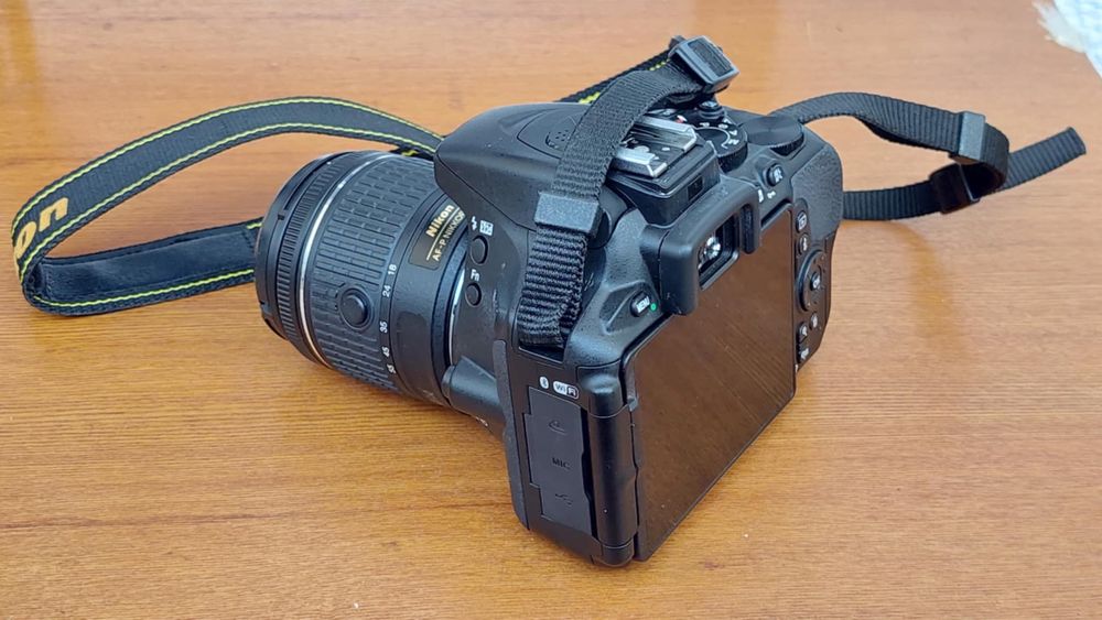 Фотоапарат Nikon D5600 с китов обектив, батерия и карта памет