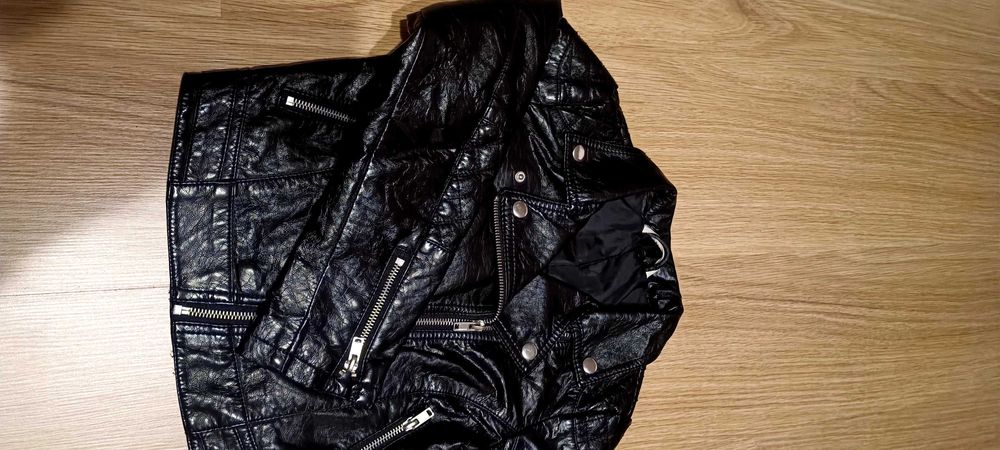 Vând geaca ,,piele" Rock, pt. fete