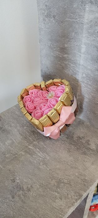 Aranjament cu trandafiri din spumă și bomboane Merci