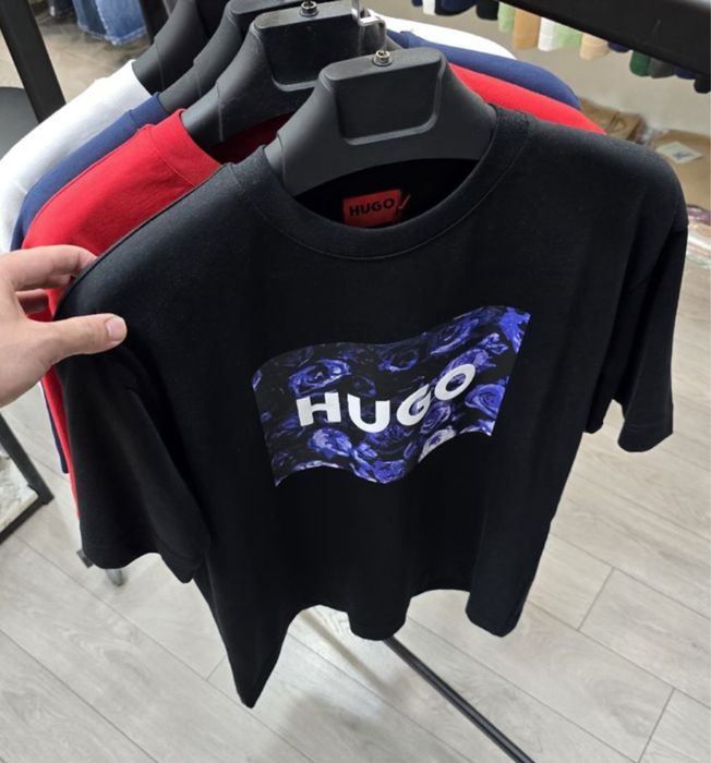tricou hugo DOAR PE NEGRU