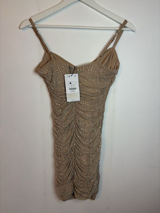 Набрана и еластична рокля с камъни bershka