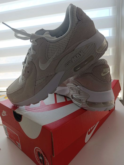 Продавам нови маратонки Nike AIR MAX